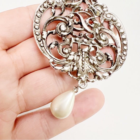 Vintage Avon Silvertone Art Nouveau Scroll Faux Pearl Drop Pendant Necklace - Picture 4 of 7